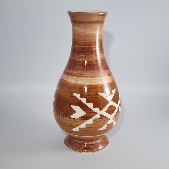 Vintage Native American Brown Etched Vase Bertha Crow Dog 1976 - Picture 2 of 4